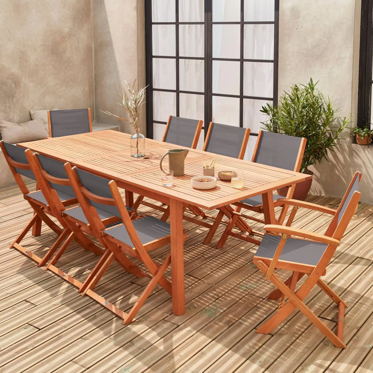 Uitschuifbare houten tuintafel met 8 stoelen