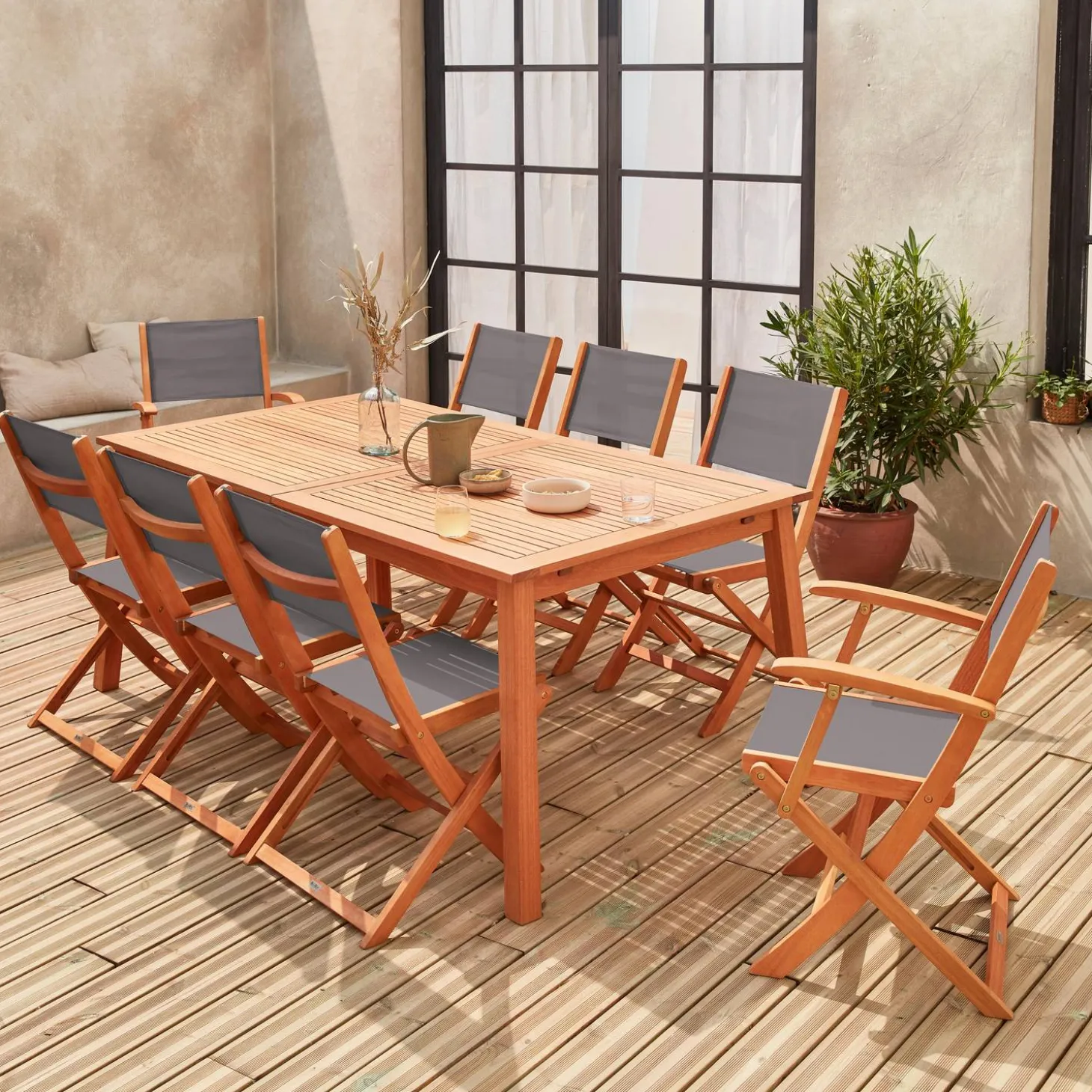 Uitschuifbare houten tuintafel met 8 stoelen