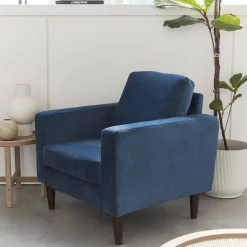 Velours fauteuil met houten poten