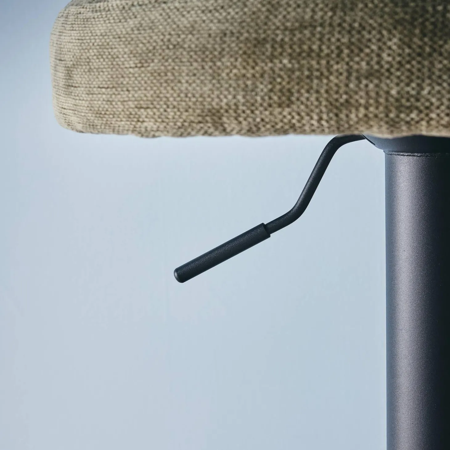 Verstelbare stoffen barstoel met zwarte metalen basis (set van 2)