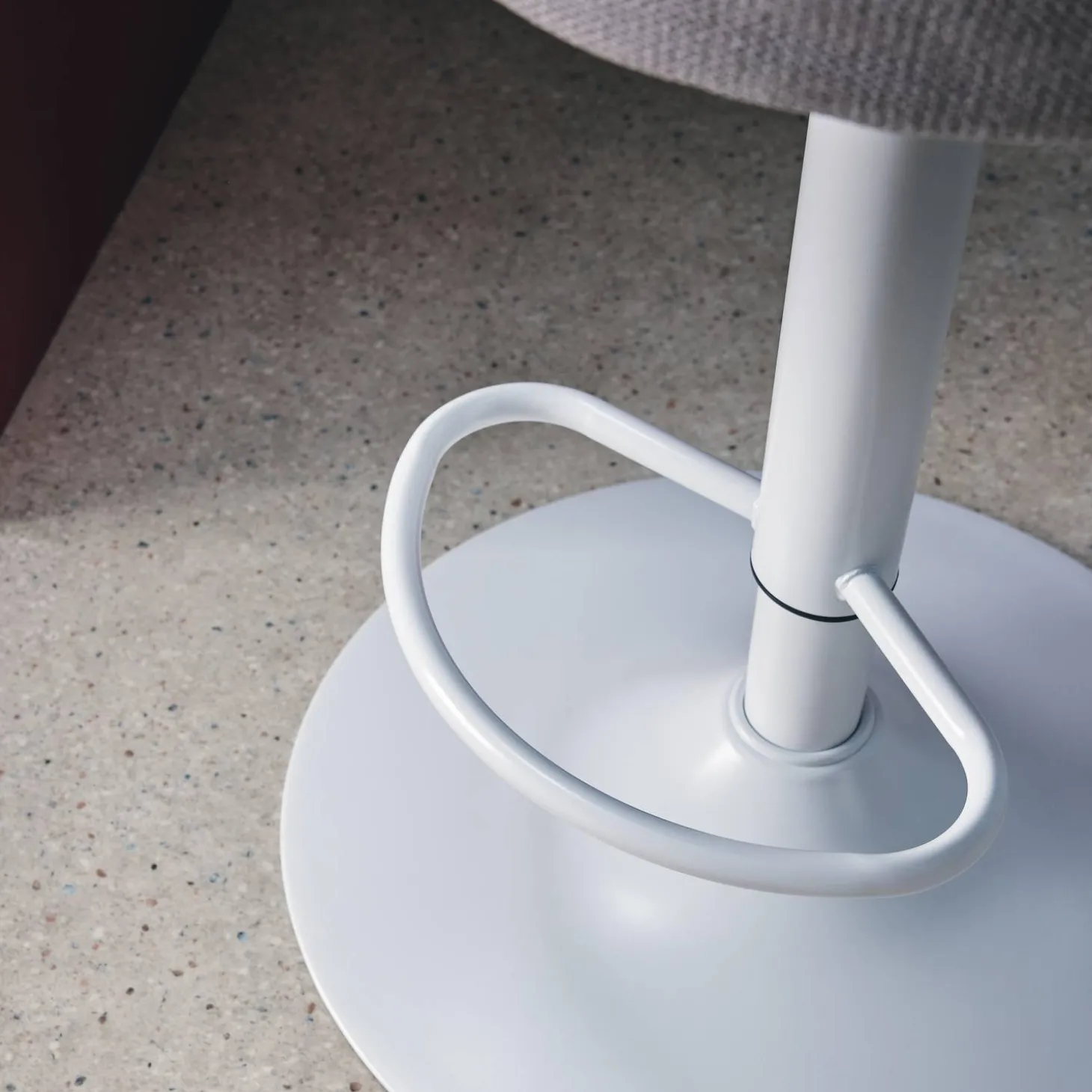 Verstelbare stoffen barstoel met witte metalen basis (set van 2)
