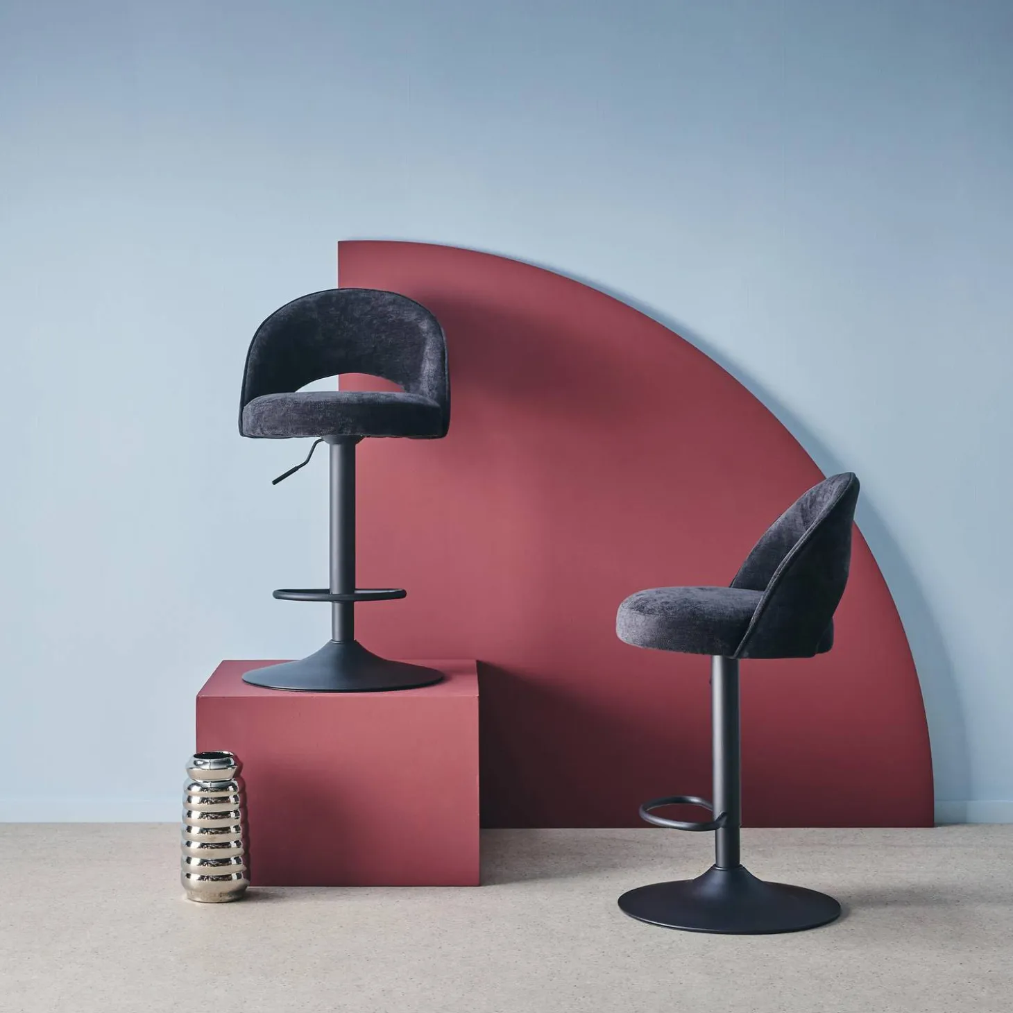Verstelbare stoffen barstoel met zwarte metalen basis (set van 2)