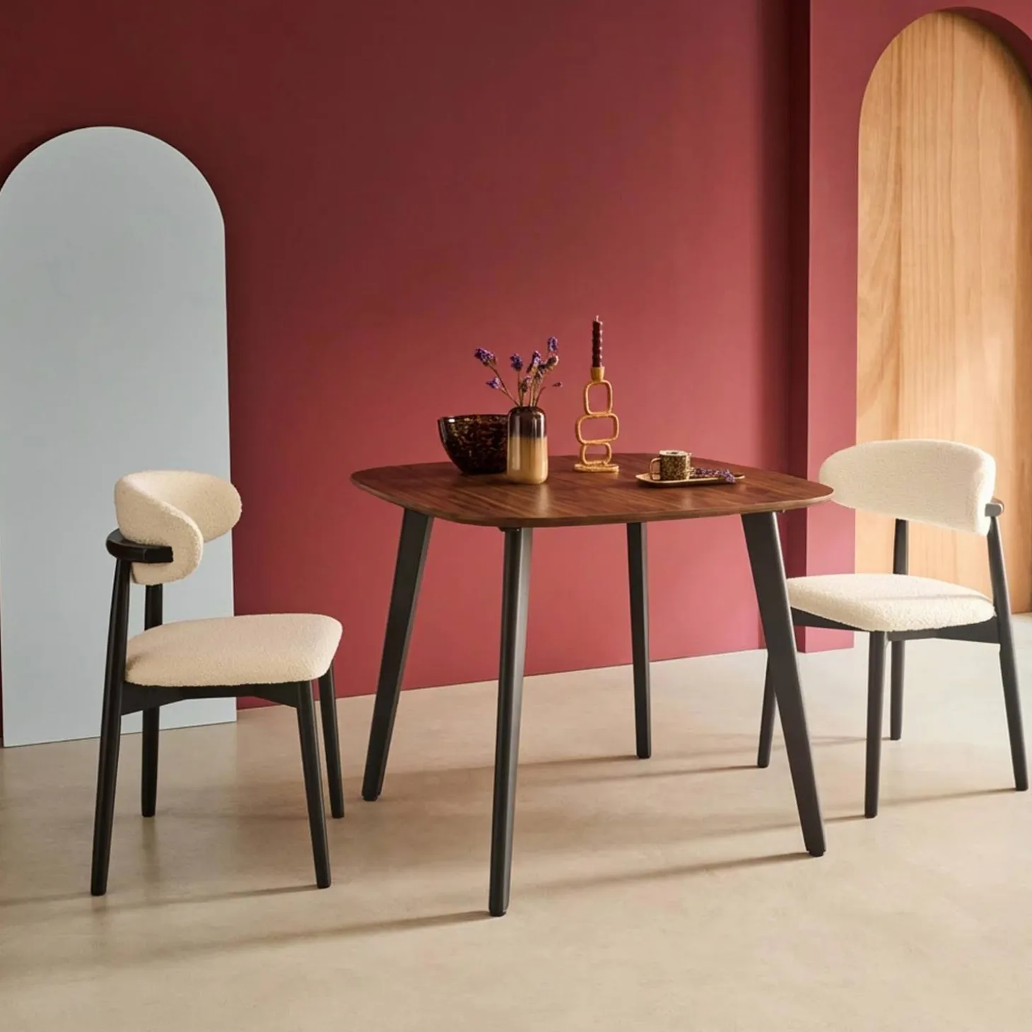 Vierkante eettafel met houteffect en zwarte metalen poten voor 4 personen