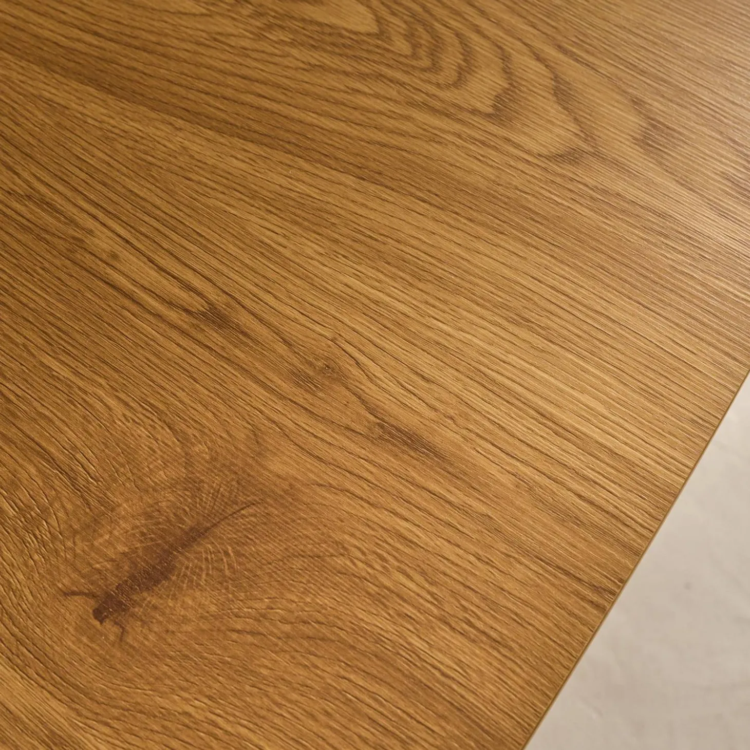 Vierkante eettafel met houteffect en zwarte metalen poten voor 4 personen