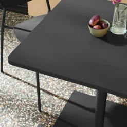 Vierkante tuintafel + 2 stoelen staal
