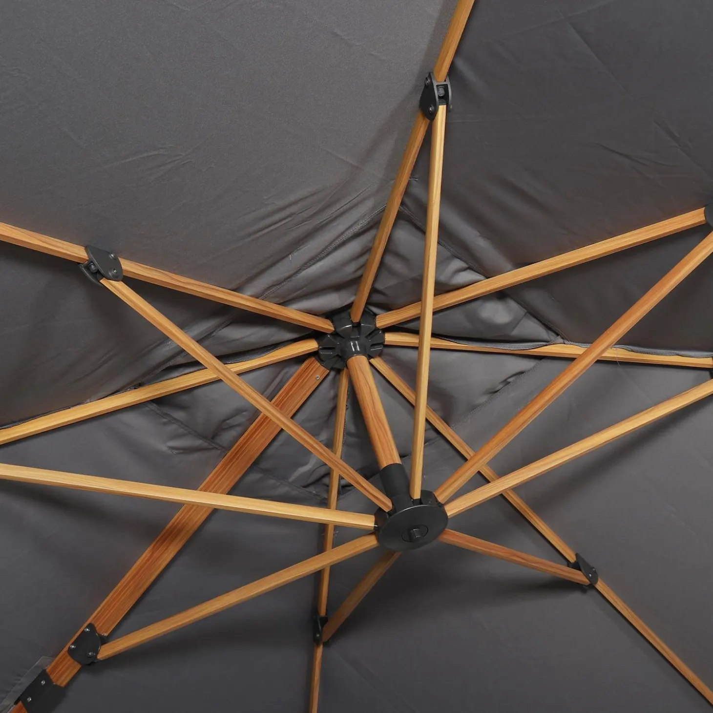 Vierkante zweefparasol 3x3m + set van 4 verzwaarde tegels 50x50cm