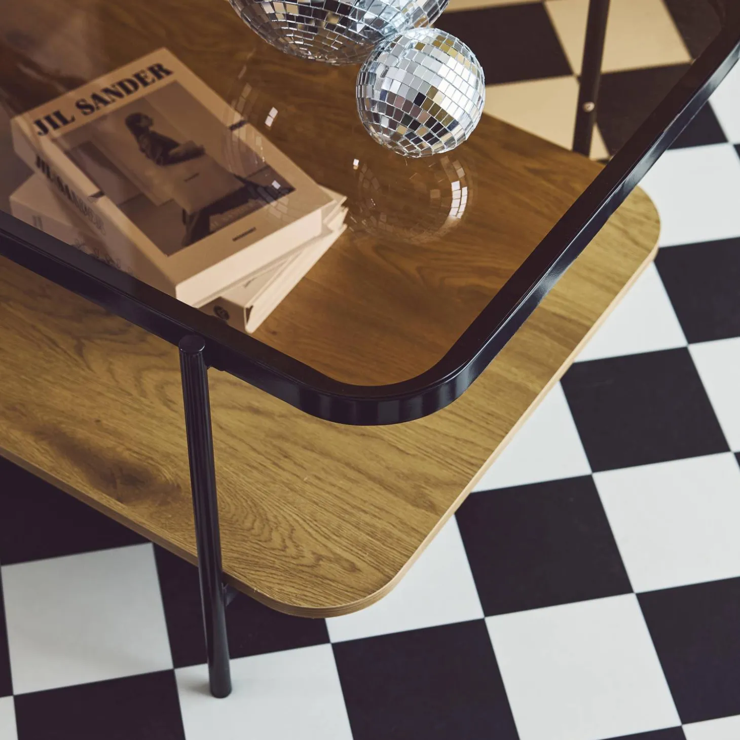 Vintage salontafel in zwart metaal met bladen van glas en houtdecor