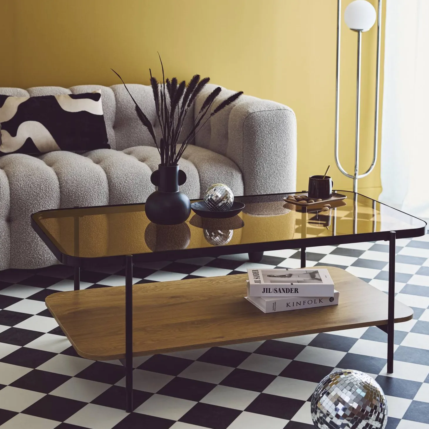 Vintage salontafel in zwart metaal met bladen van glas en houtdecor