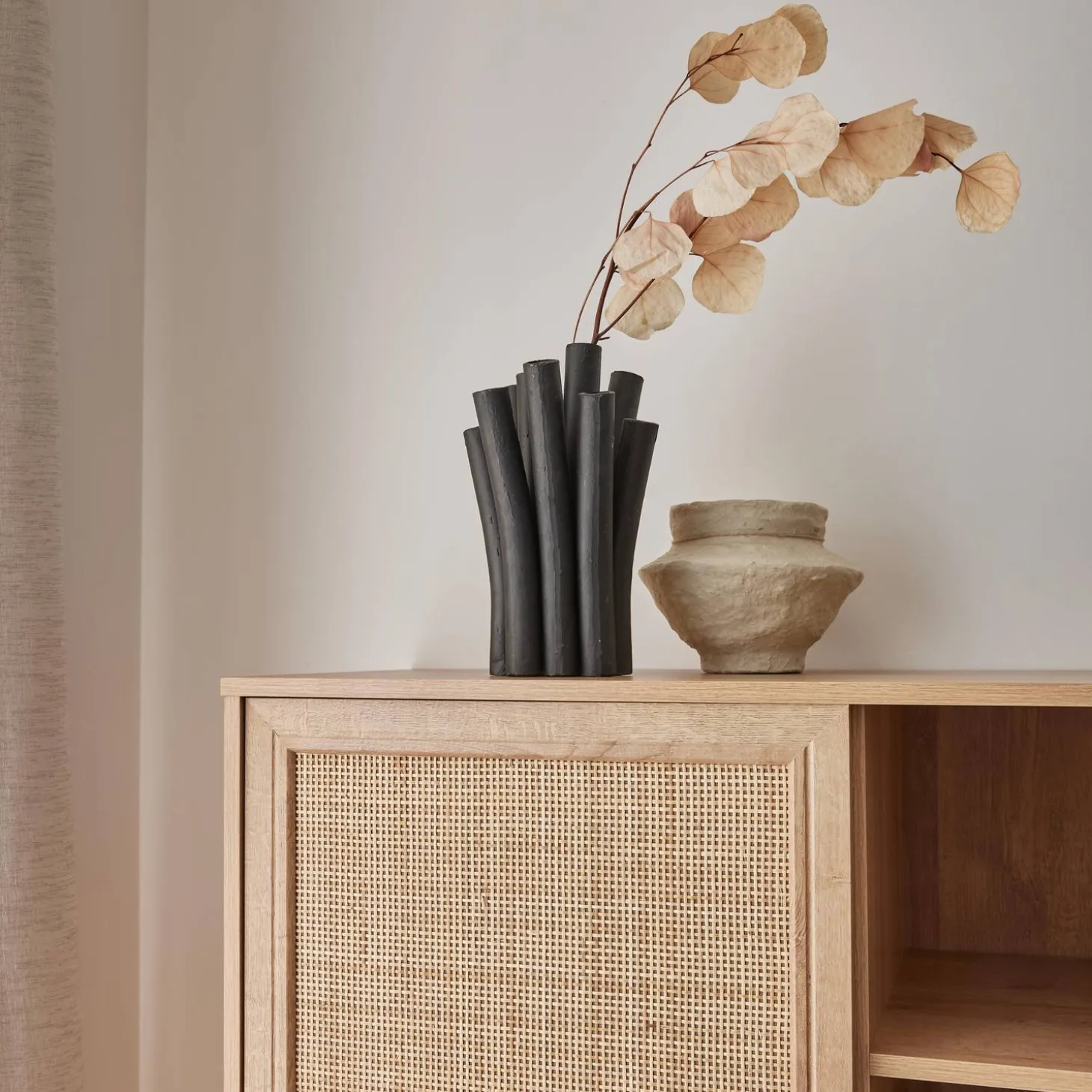 Wandkast met 1 deur 2 lades 3 open vakken houtdecor en rotan 101,5cm