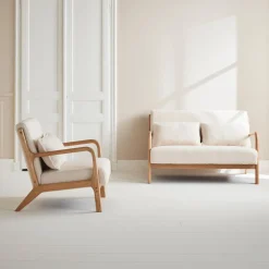 2-zitsbank en fauteuil van naturelkleurig hout en bouclé