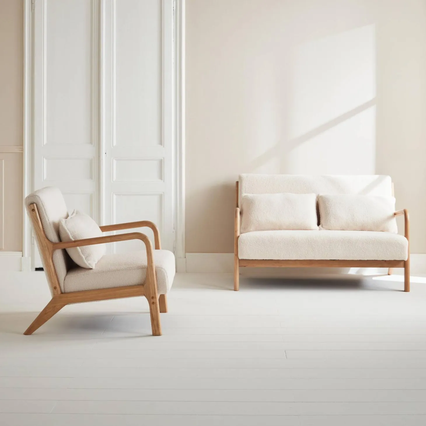 2-zitsbank en fauteuil van naturelkleurig hout en bouclé