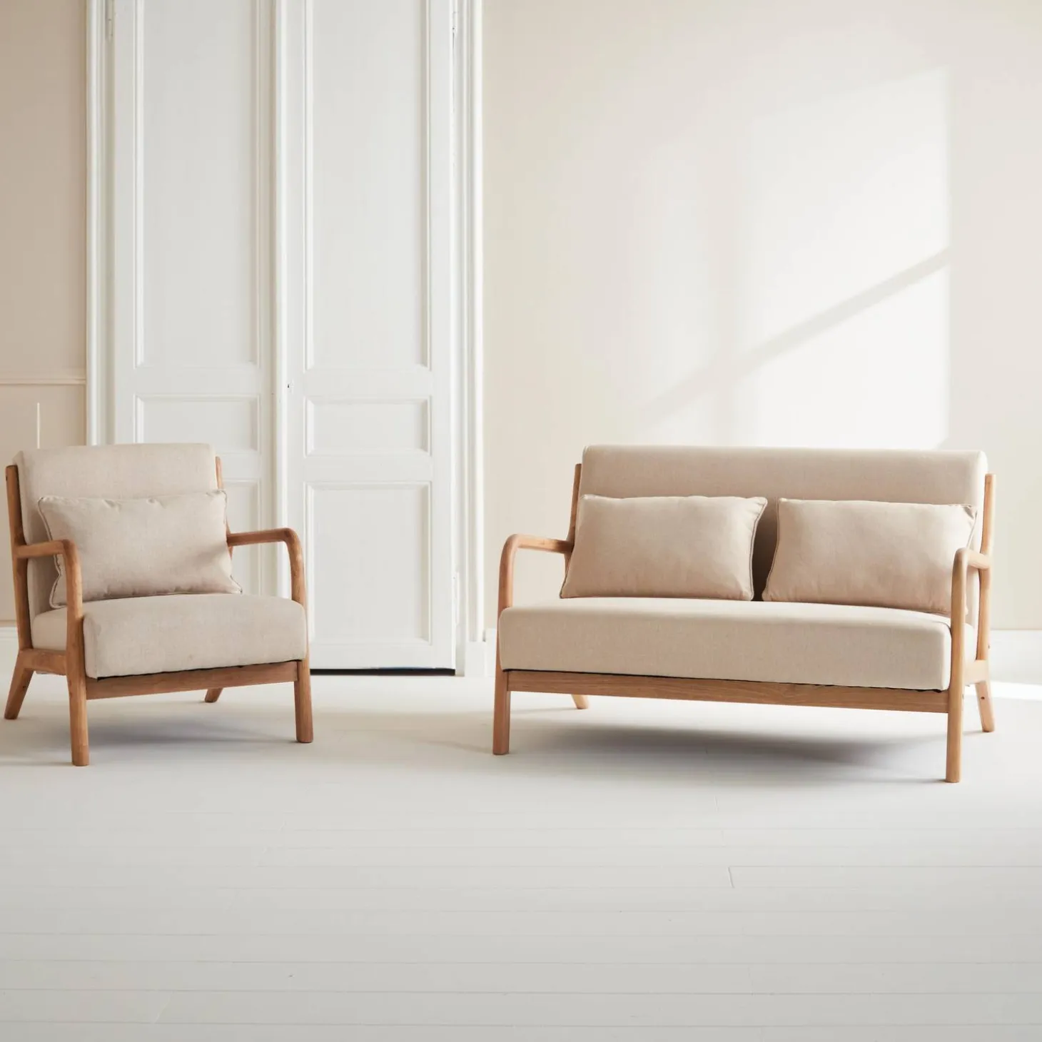 2-zitsbank en fauteuil van naturelkleurig hout en stof
