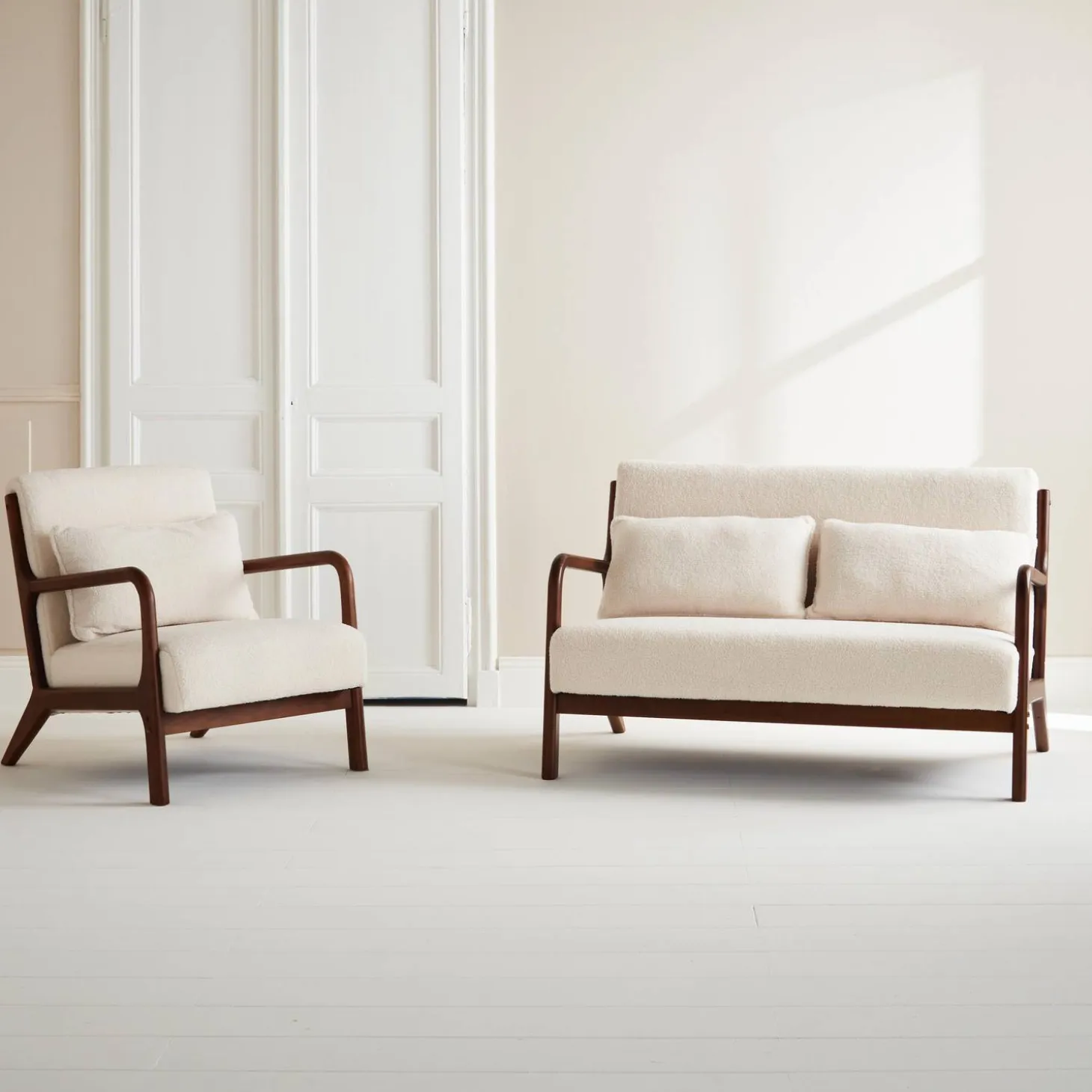 2-zitsbank en fauteuil van walnootkleurig hout en bouclé